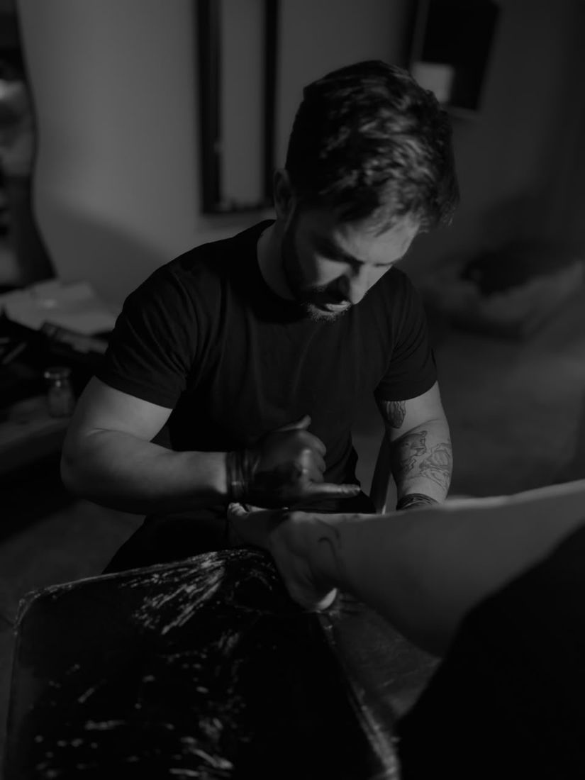 Matías Heredia tatuando